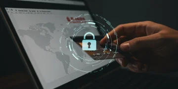 Cartão de crédito sendo usado em compra online com ícone de cadeado, simbolizando segurança digital contra fraudes.