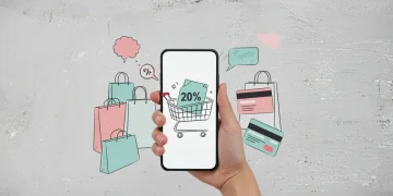 Pessoa sorrindo com smartphone exibindo cupom de 20% de desconto em compras online.