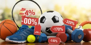 Variedade de artigos esportivos como tênis de corrida, bola de futebol e raquete de tênis, com símbolos de desconto, representando cupons válidos para economizar.