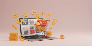Pessoas felizes usando cupons de desconto online em seus dispositivos, com símbolos de dinheiro e sacolas de compras ao redor.