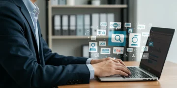 Pessoa profissional buscando vagas de emprego em plataformas digitais no Brasil