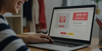 Pessoa feliz navegando em site de roupas online, com cupom de R$75 de desconto em destaque na tela do notebook.