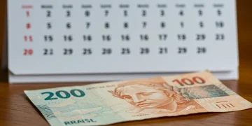 Nota de Real com calendário de 2025, simbolizando o reajuste do salário mínimo.